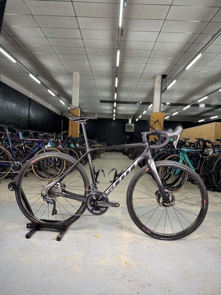 Used Scott Addict 10 disc 2020 2020 Road & Gravel, Black — image 1 of 22