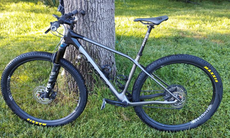 Used Orbea M50 2022 Mountainbike, Light Gray — image 2 of 3