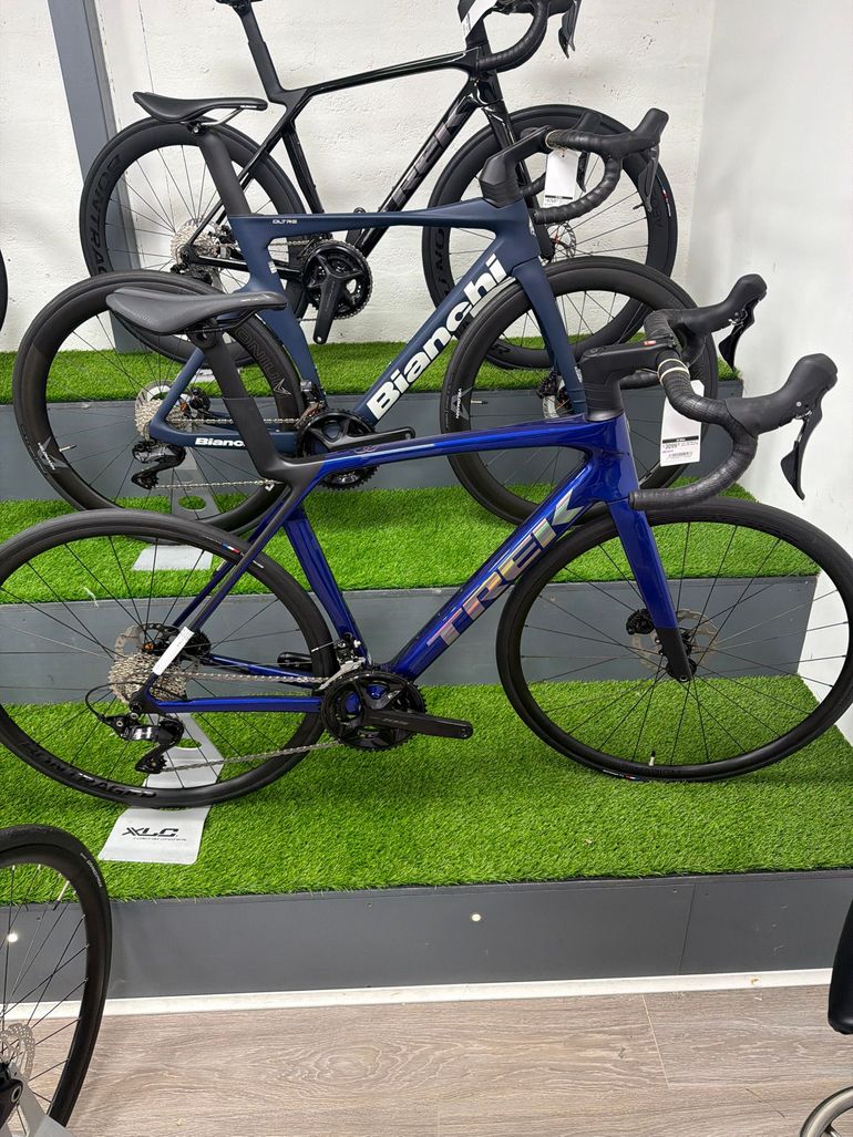 Used Trek Madone SL 5 Gen 8 2025 2025 Road & Gravel, Blau — image 1 of 4