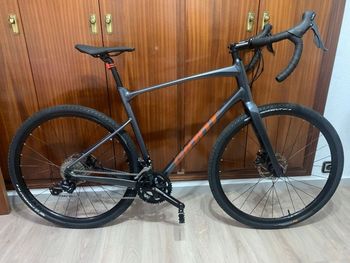 Used Giant Revolt 2 2024 2024 Corsa & gravel
