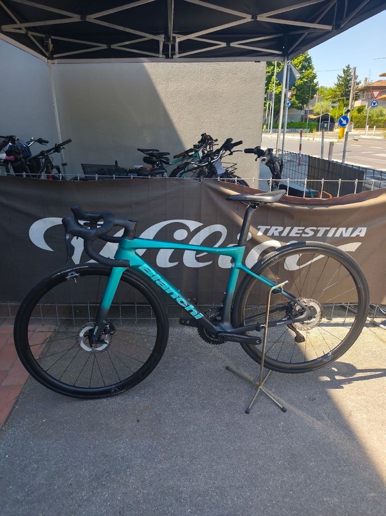 Used Bianchi Specialissima PRO Ultegra Di2 2025 2025 Road & Gravel, Green — image 2 of 10