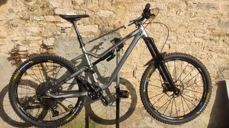 Used Commencal META AM V4.2 RACE 2018 2018 Mountainbike — image 1 of 4