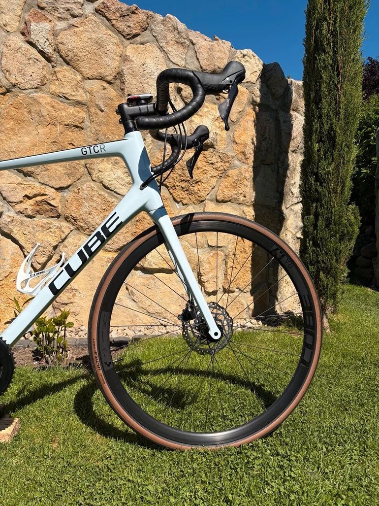 Used CUBE ATTAIN GTC RACE 2023 2023 Road & Gravel, Bianco — image 3 of 7