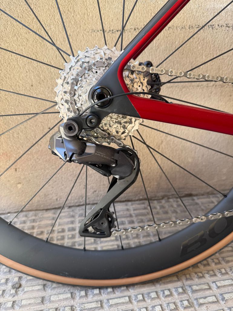 Used TREK MADONE SL 7 M Gloss Fury Red/Matte Deep Smoke GEN 8 Trek Madone SL 7 M Gloss Fury Red/Matte Deep Smoke Gen 8 2026 Road & Gravel, Rot — image 4 of 6