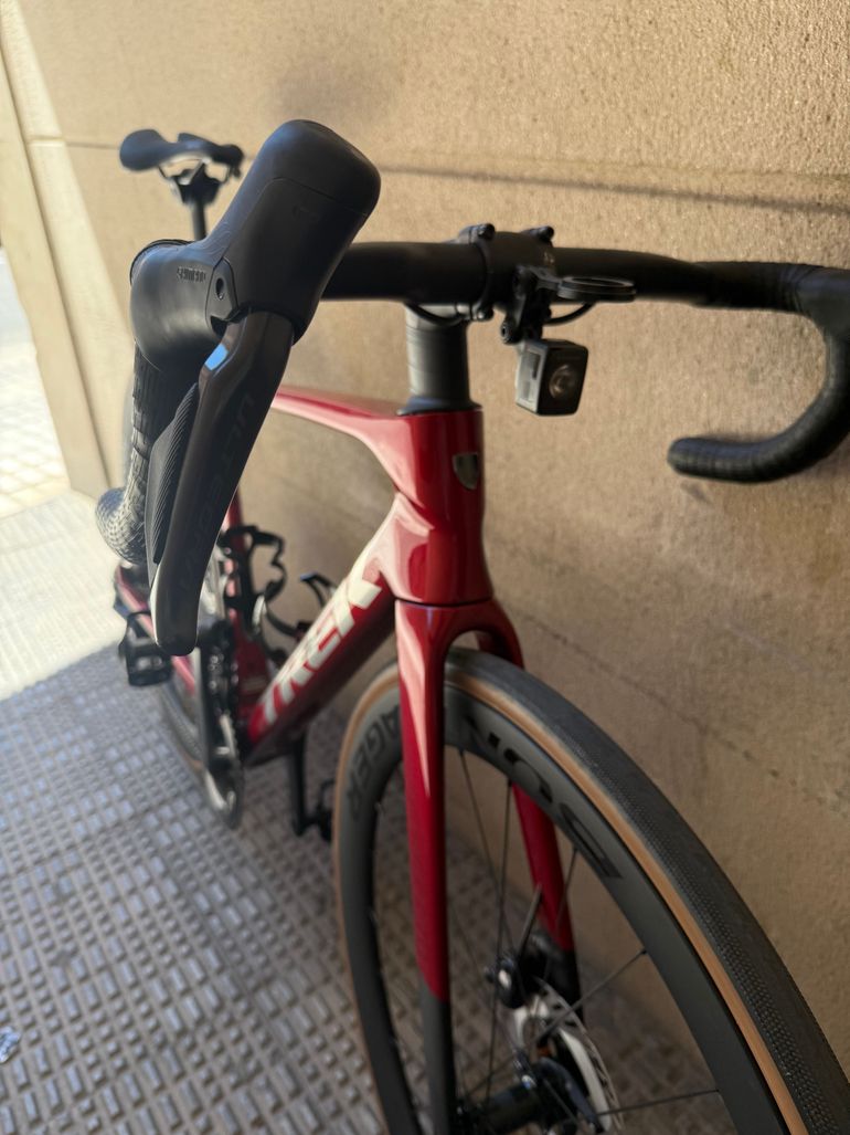 Used TREK MADONE SL 7 M Gloss Fury Red/Matte Deep Smoke GEN 8 Trek Madone SL 7 M Gloss Fury Red/Matte Deep Smoke Gen 8 2026 Road & Gravel, Rot — image 5 of 6