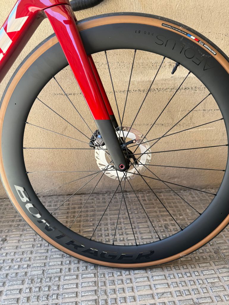 Used TREK MADONE SL 7 M Gloss Fury Red/Matte Deep Smoke GEN 8 Trek Madone SL 7 M Gloss Fury Red/Matte Deep Smoke Gen 8 2026 Road & Gravel, Rot — image 2 of 6
