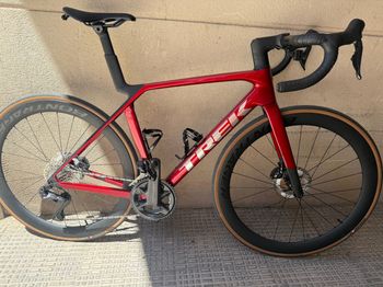 Used TREK MADONE SL 7 M Gloss Fury Red/Matte Deep Smoke GEN 8 Trek Madone SL 7 M Gloss Fury Red/Matte Deep Smoke Gen 8 2026 Road & Gravel