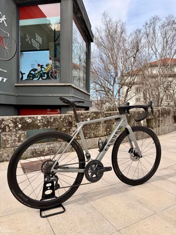 Used Canyon Ultimate CF SL 8 Disc Di2 2023 2023 Road & Gravel, Light Gray — image 2 of 3
