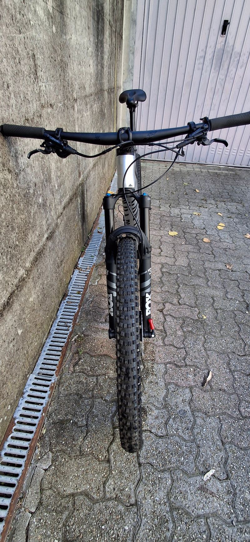 Canyon Lux Trail CF 7 2024 2024 Mountainbike usato, Grigio chiaro — immagine 8 di 18