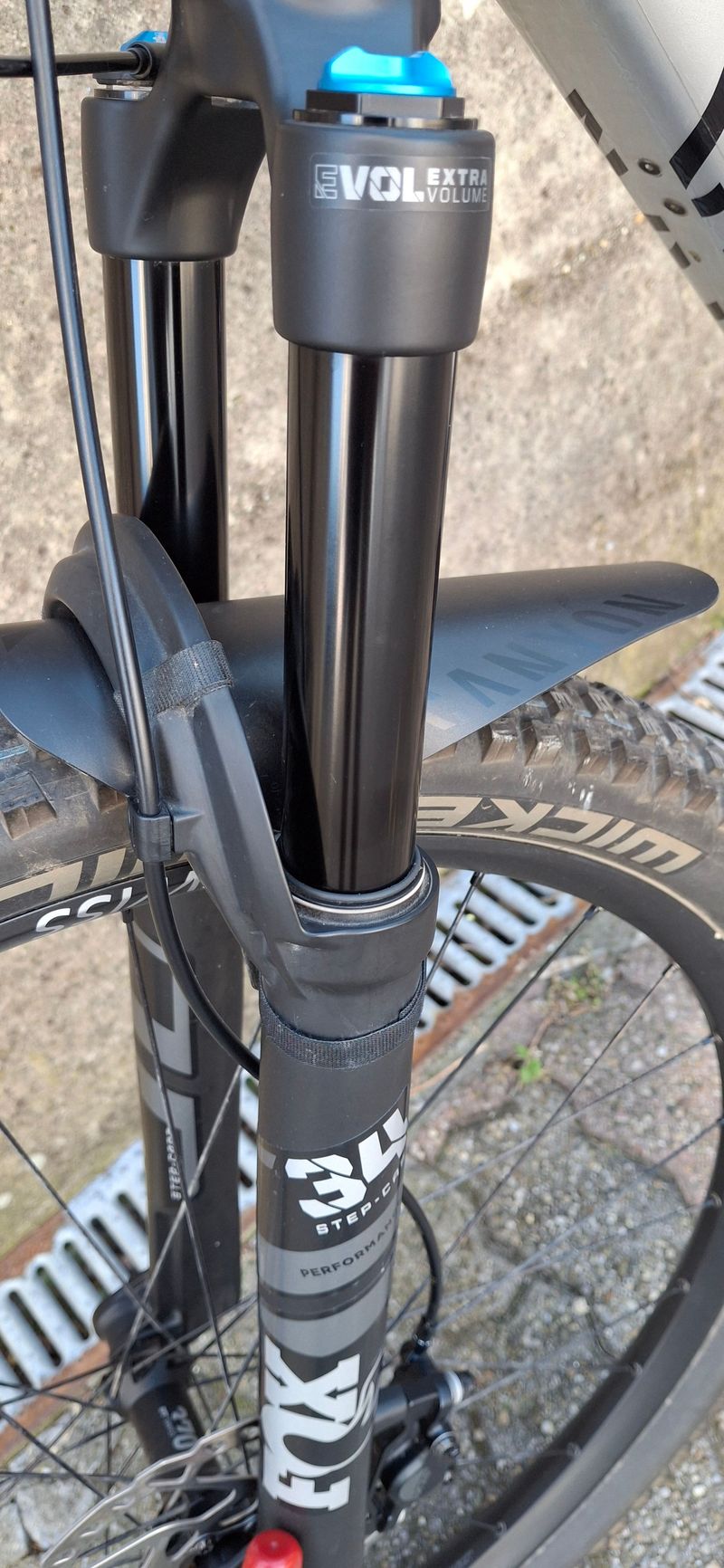 Canyon Lux Trail CF 7 2024 2024 Mountainbike usato, Grigio chiaro — immagine 5 di 18
