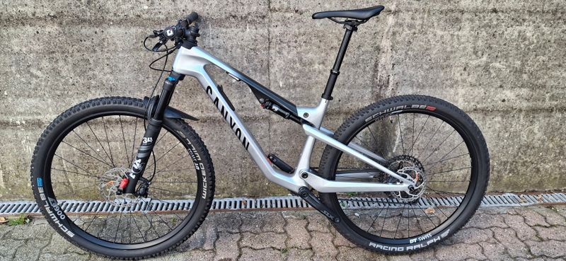 Canyon Lux Trail CF 7 2024 2024 Mountainbike usato, Grigio chiaro — immagine 1 di 18