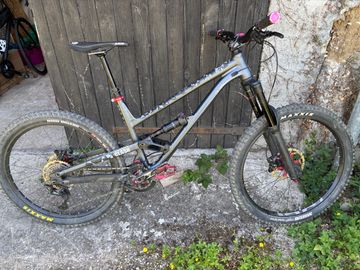 Used Commencal CLASH ORIGIN 2021 2021 Mountainbike, Light Gray, 27.5 — image 1 of 4