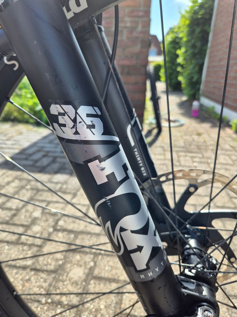 Used Canyon Spectral CF 7 2025 2025 Mountainbike, Negro — image 8 of 9