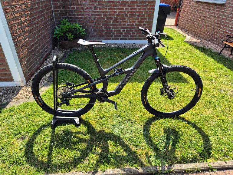 Used Canyon Spectral CF 7 2025 2025 Mountainbike, Negro — image 1 of 9