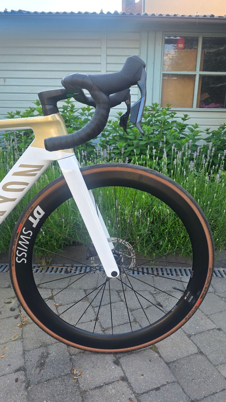 Used Canyon Aeroad CF SLX 7 AXS NSW 2026 2026 Road & Gravel, Blanco — image 5 of 17