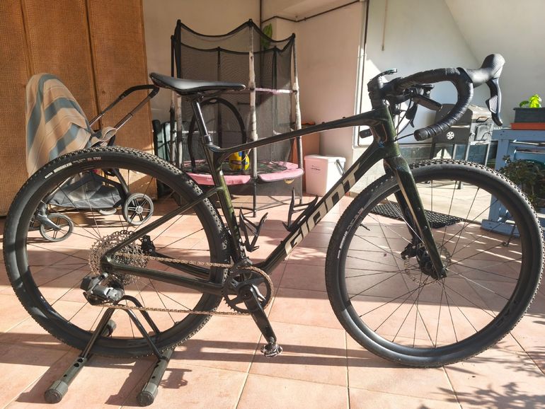 Used Giant Revolt, Advanced 1 2022 2022 Road & Gravel, Verde — image 1 of 6