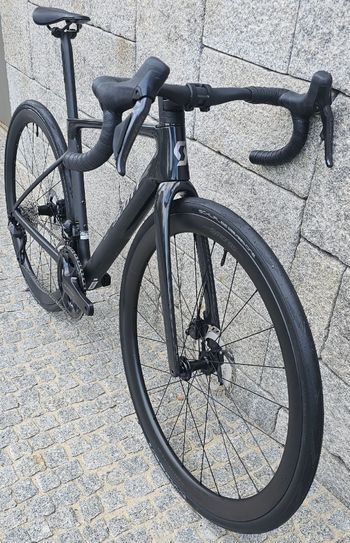 Used Scott Addict RC 20 2025 2025 Road & Gravel, Black — image 3 of 11