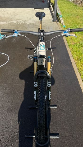 Used Pivot SHUTTLE AM Team XX Eagle Transmission w/ Carbon Wheels 2024 2024 Mountainbike, White, 29 — image 3 of 4