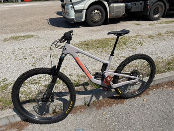Used Santa Cruz NOMAD S / Carbon C 2023 2023 Mountainbike, Light Gray, 29, 27.5 — image 5 of 6