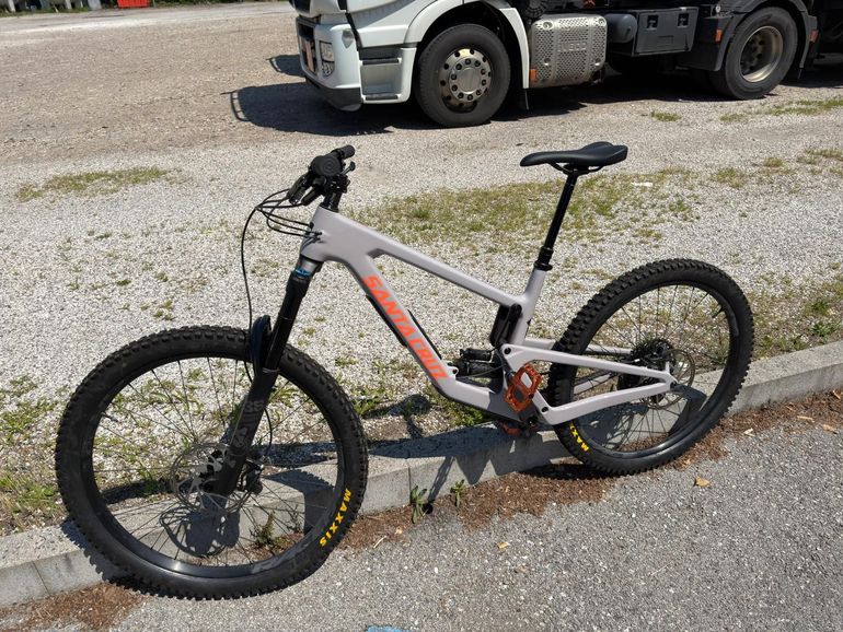 Used Santa Cruz NOMAD S / Carbon C 2023 2023 Mountainbike, Light Gray, 29, 27.5 — image 5 of 6