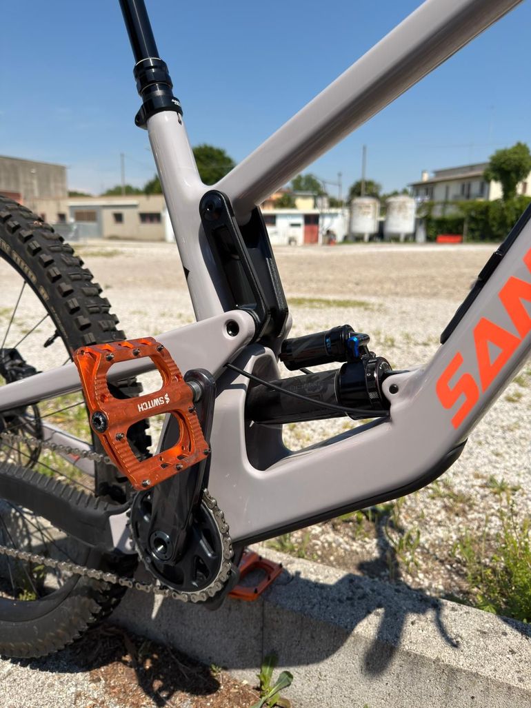 Used Santa Cruz NOMAD S / Carbon C 2023 2023 Mountainbike, Light Gray, 29, 27.5 — image 3 of 6