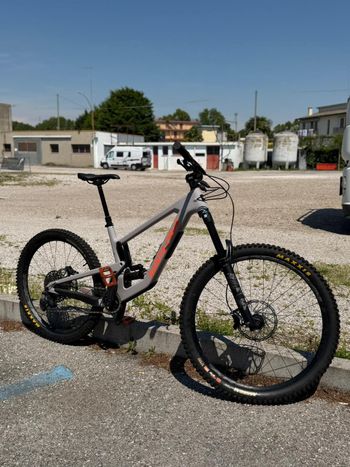 Used Santa Cruz NOMAD S / Carbon C 2023 2023 Mountainbike, Light Gray, 29, 27.5 — image 6 of 6