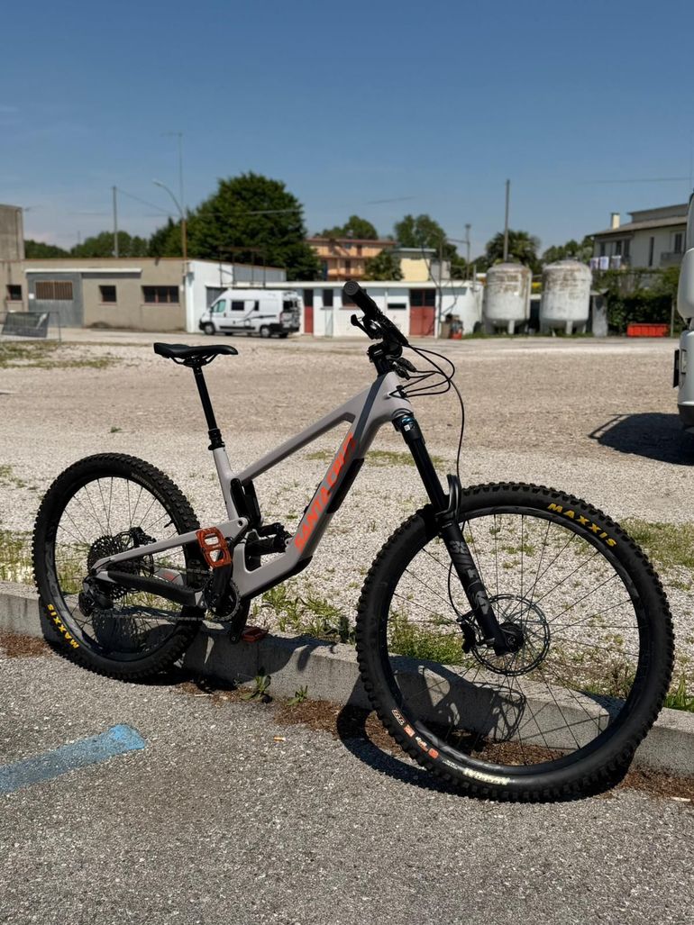 Used Santa Cruz NOMAD S / Carbon C 2023 2023 Mountainbike, Light Gray, 29, 27.5 — image 6 of 6