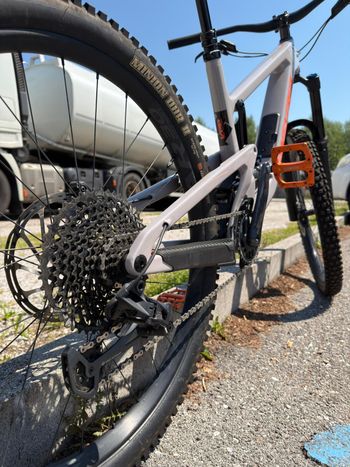 Used Santa Cruz NOMAD S / Carbon C 2023 2023 Mountainbike, Light Gray, 29, 27.5 — image 2 of 6
