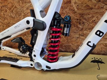 Used Commencal SUPREME DH V5 2026 Frameset 2026 Mountainbike, White, 27.5 — image 2 of 3