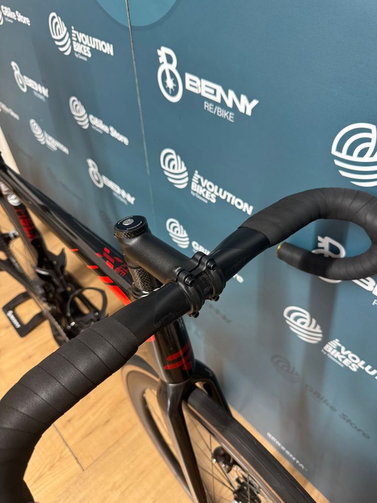 Used Ridley Helium SLX AXS Disc 2022 Road & Gravel, Rosso — image 10 of 15