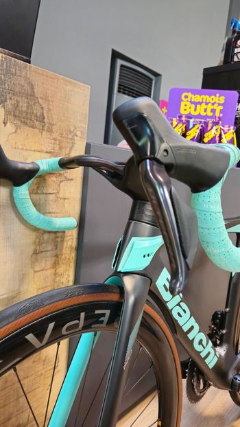 Used Bianchi Oltre PRO Ultegra Di2 2023 2023 Road & Gravel, Blue — image 2 of 9