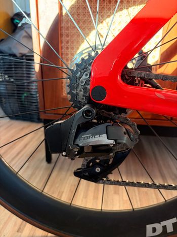Used Canyon Aeroad CF SLX 8 Disc eTap 2023 2023 Road & Gravel, Red — image 3 of 7