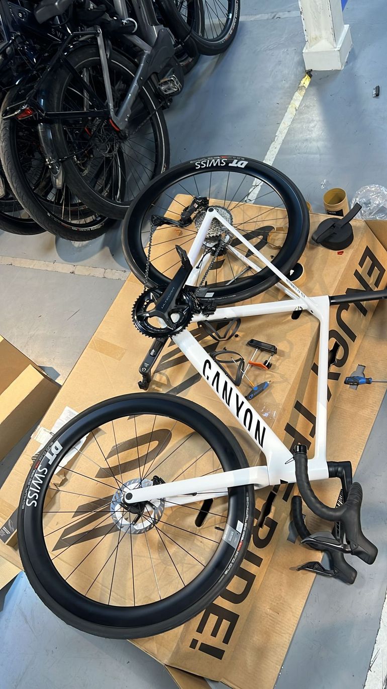 Used Canyon Ultimate CF SLX 8 Di2 2025 2025 Road & Gravel, White — image 1 of 3