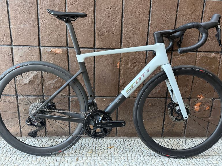 Used Scott Addict RC Pro 2025 2025 Road & Gravel, White — image 2 of 6
