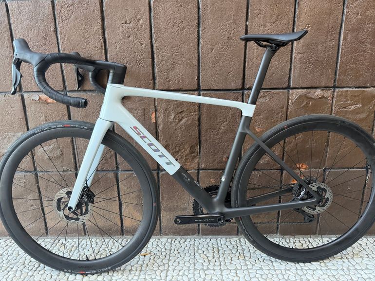 Used Scott Addict RC Pro 2025 2025 Road & Gravel, White — image 1 of 6