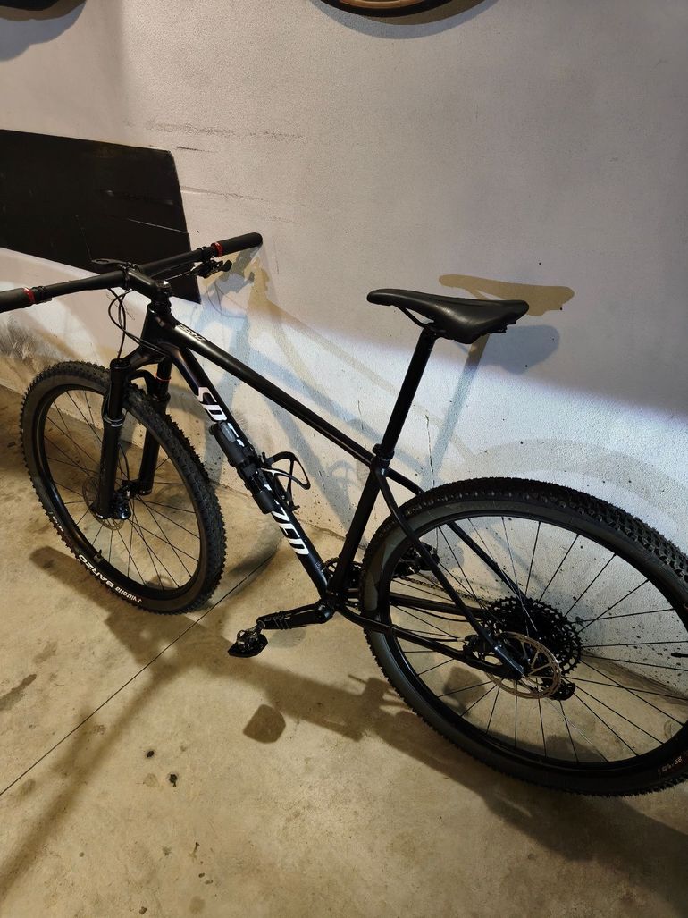 Used Specialized Chisel 2020 2020 Mountainbike, Black, 29 — image 1 of 15