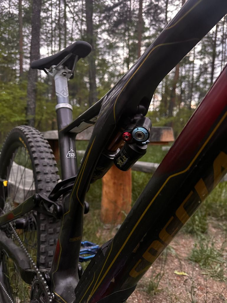 Used Specialized Stumpjumper EVO Pro 27.5 2020 2020 Mountainbike, Light Gray — image 6 of 9