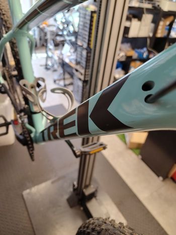 Used Trek Marlin 4 2022 2022 Mountainbike, Green, 27.5, 29 — image 9 of 13