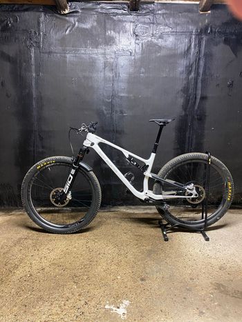Used Rocky Mountain Element Carbon 90 2025 2025 Mountainbike, White, 27.5, 29 — image 2 of 8