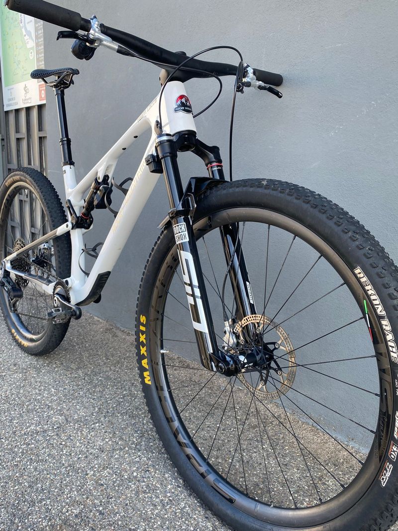 Tweedehands Rocky Mountain Element Carbon 90 2025 2025 Mountainbike — afbeelding 1 van 4