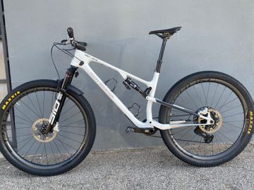 Tweedehands Rocky Mountain Element Carbon 90 2025 2025 Mountainbike — afbeelding 2 van 4