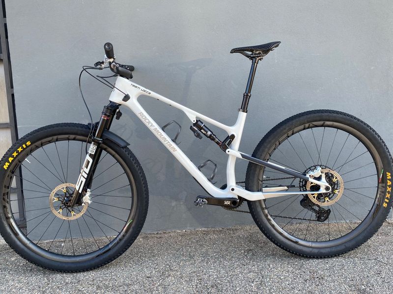Tweedehands Rocky Mountain Element Carbon 90 2025 2025 Mountainbike — afbeelding 2 van 4