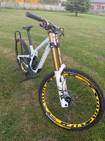 Used Commencal SUPREME DH V5 SIGNATURE LTD MOTO STYLE 2025 2025 Mountainbike, White, Mixed — image 4 of 5