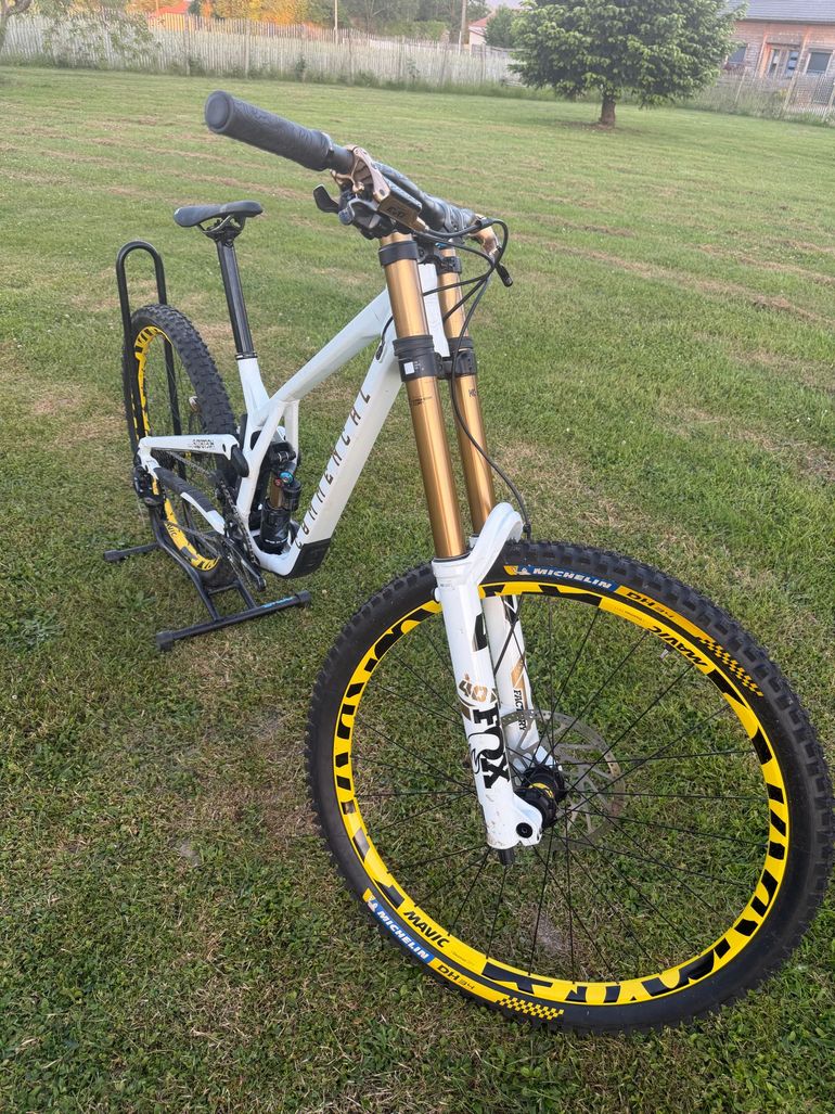 Used Commencal SUPREME DH V5 SIGNATURE LTD MOTO STYLE 2025 2025 Mountainbike, White, Mixed — image 4 of 5