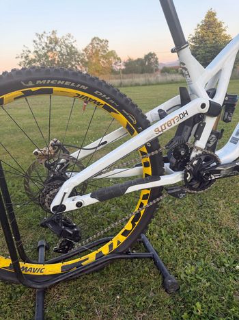 Used Commencal SUPREME DH V5 SIGNATURE LTD MOTO STYLE 2025 2025 Mountainbike, White, 29, 27.5 — image 3 of 3