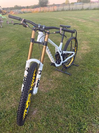 Used Commencal SUPREME DH V5 SIGNATURE LTD MOTO STYLE 2025 2025 Mountainbike, White, Mixed — image 5 of 5
