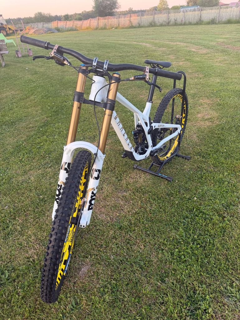 Used Commencal SUPREME DH V5 SIGNATURE LTD MOTO STYLE 2025 2025 Mountainbike, White, Mixed — image 5 of 5