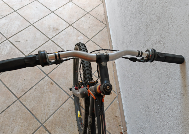 Used Axevo TEAM SL 2016 Mountainbike, White — image 7 of 8