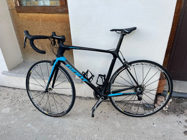 Used Giant TCR Advanced Pro 1 2016 2016 Road & Gravel, Black — image 1 of 9