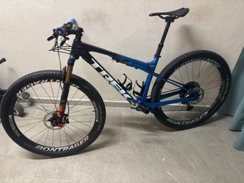 Used Trek Supercaliber 9.8 2023 2023 Mountainbike, Blue — image 2 of 4